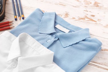 Ahşap arka planda okul üniforma ve Kırtasiye