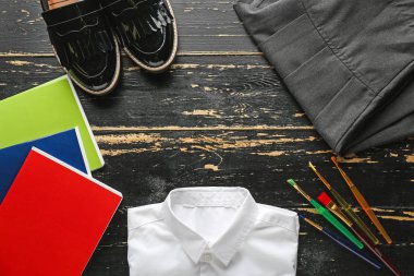 Ahşap arka planda okul üniforma ve Kırtasiye