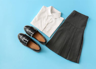 Renk arka planda okul üniforması