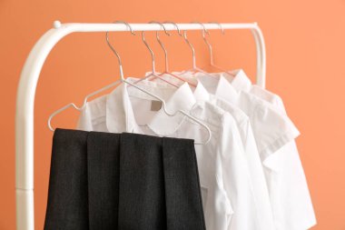 Renkli arka planda asılı şık okul üniforması