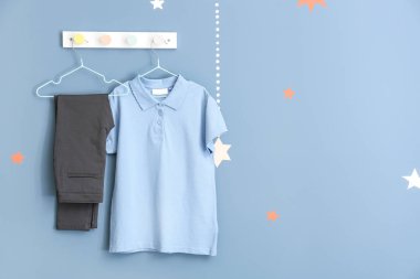 Duvar üzerinde asılı şık okul üniforma