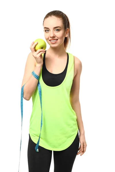 Junge Frau mit Apfel und Maßband auf weißem Hintergrund. Konzept zur Gewichtsreduktion — Stockfoto