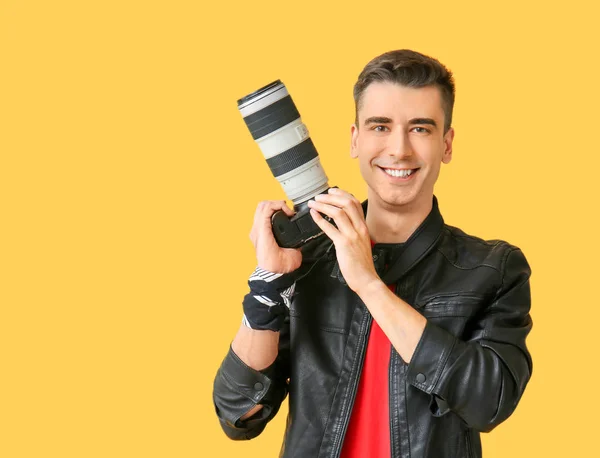 Fotografo maschio su sfondo a colori — Foto Stock