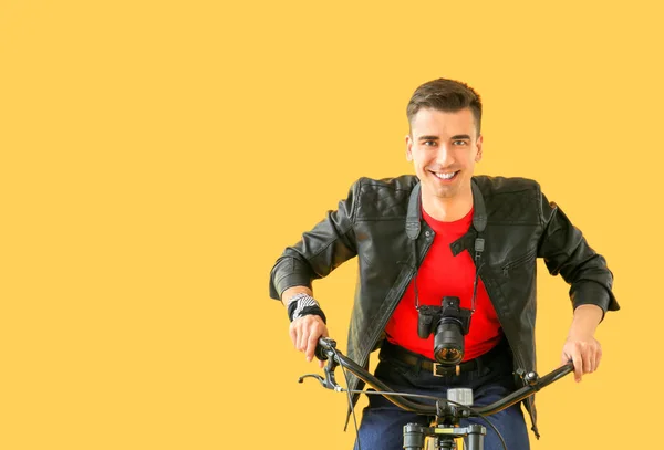 Photographe masculin à vélo sur fond de couleur — Photo