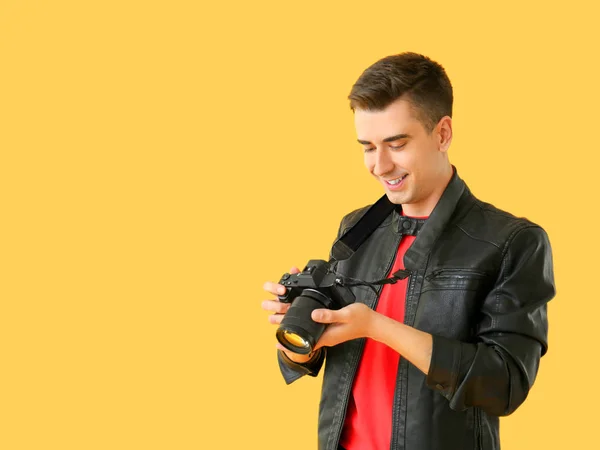 Male photographer on color background — Stock Photo, Image