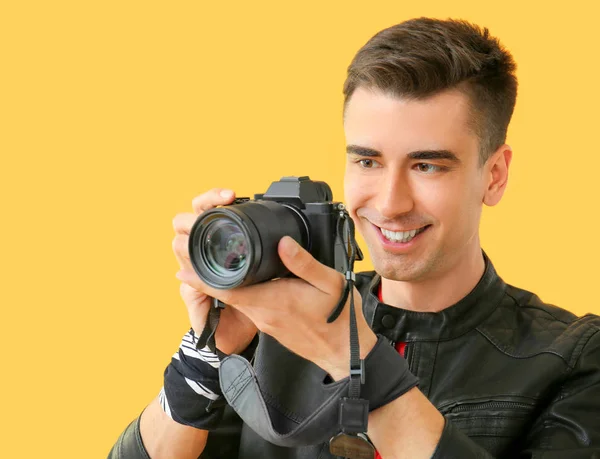 Mannelijke fotograaf op kleur achtergrond — Stockfoto