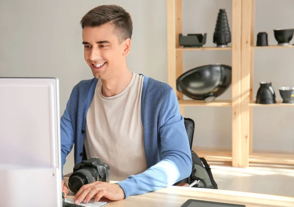 Fotógrafo masculino trabajando en computadora en estudio — Foto de Stock