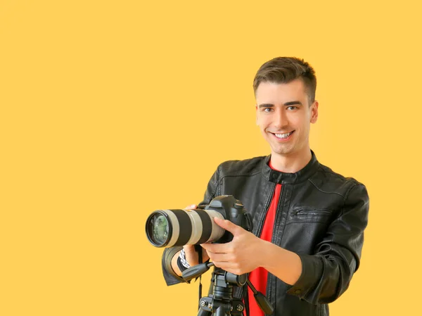 Фотограф-мужчина на цветном фоне — стоковое фото