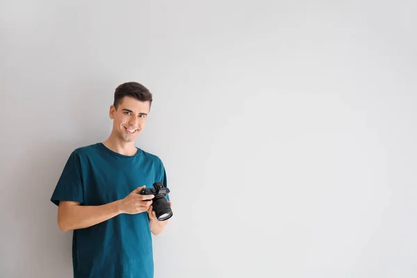 Fotógrafo masculino sobre fondo claro — Foto de Stock