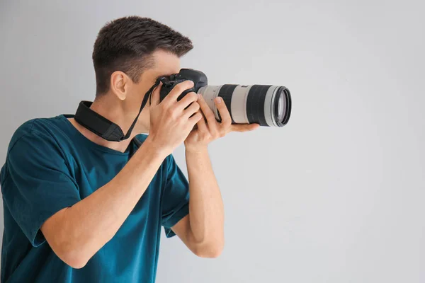 Αρσενικός φωτογράφος σε ανοιχτόχρωμο φόντο — Φωτογραφία Αρχείου