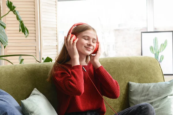自宅で音楽を聴くかわいい十代の女の子 — ストック写真