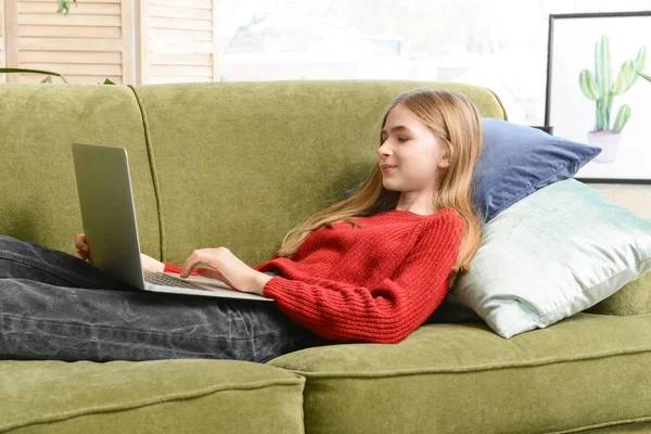 Schattig tiener meisje met laptop thuis — Stockfoto