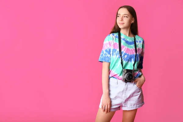 Adolescente chica con cámara de fotos en el fondo de color — Foto de Stock