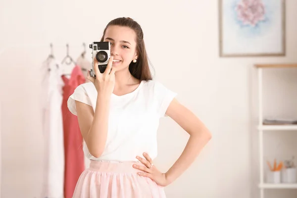 Tiener meisje met fotocamera thuis — Stockfoto