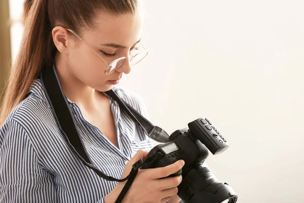 Menina adolescente com câmera de fotos em casa — Fotografia de Stock