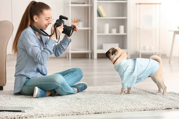 Teenage girl taking photo of her cute dog at home — Stock Photo, Image