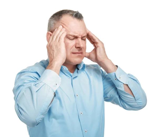 Beyaz arka plan üzerinde baş ağrısı muzdarip yakışıklı orta yaşlı adam — Stok fotoğraf