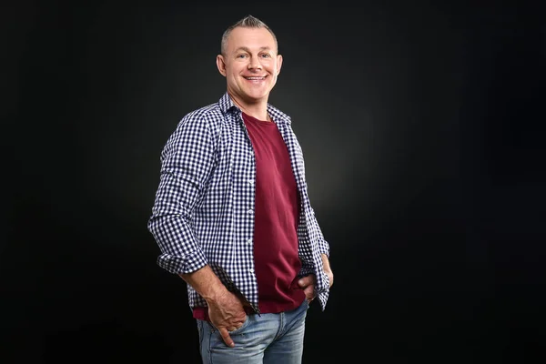 Retrato de hombre apuesto de mediana edad sobre fondo oscuro — Foto de Stock