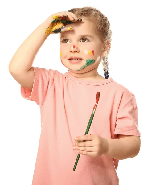 Engraçado menina com rosto em pintura e escova no fundo branco — Fotografia de Stock