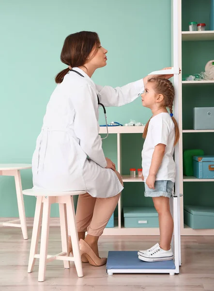 Medico femminile che misura l'altezza della bambina in ospedale — Foto Stock