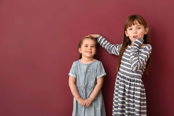 Bambine che misurano l'altezza vicino al muro — Foto Stock