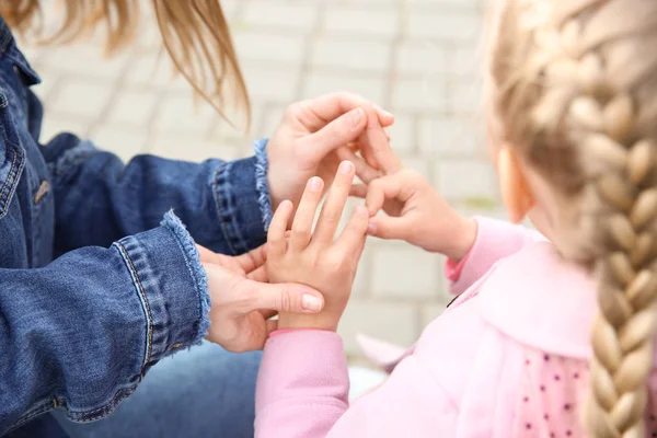 Mor undervisning hennes döva stum dotter att använda teckenspråk utomhus — Stockfoto