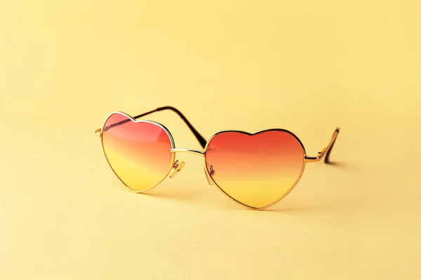 Nowoczesne okulary w kształcie serca na kolorowym tle — Zdjęcie stockowe