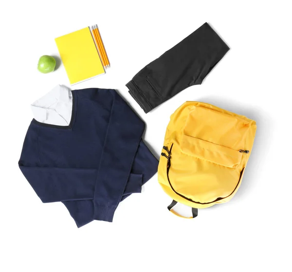 Uniforme escolar, mochila y papelería sobre fondo blanco — Foto de Stock