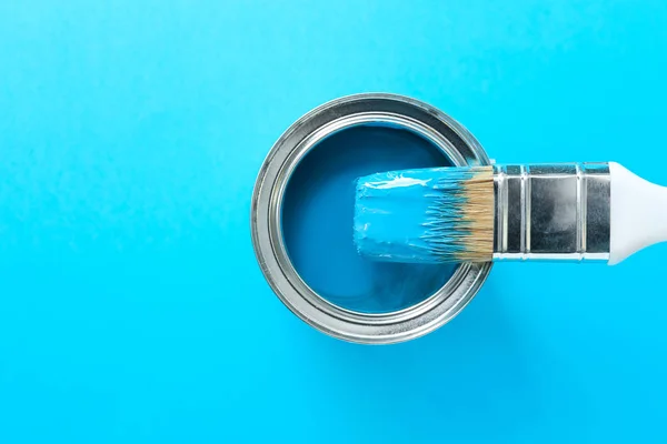 Can of paint and brush on color background — Stock Photo, Image