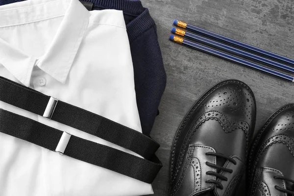 School uniform en briefpapier op grijze achtergrond — Stockfoto