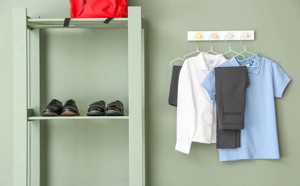 Uniforme escolar elegante, mochila e sapatos no quarto — Fotografia de Stock