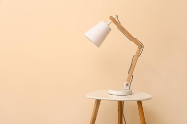 Renkli arka plana karşı masada güzel şık lamba