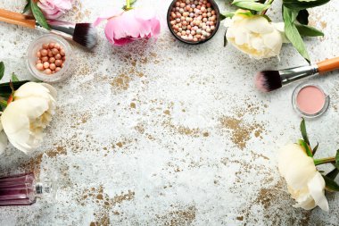 Işık arka planda kozmetik ve şakayık çiçekler ile kompozisyon