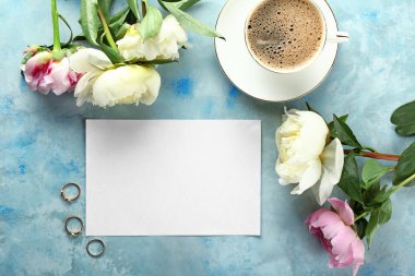 Renk arka planda boş kart, çiçekler ve fincan kahve