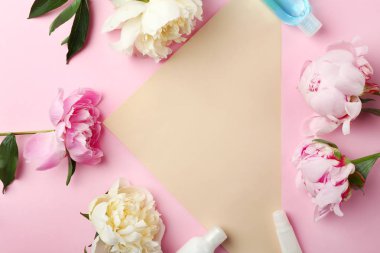 Güzel şakayık çiçekleri renk arka plan üzerinde çerçeve yapılmış