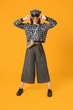 Renkli arka planda modaya uygun genç bir kadın.