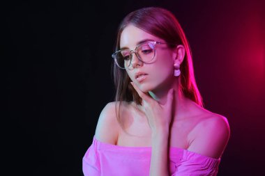 Karanlık arka planda moda genç kadın