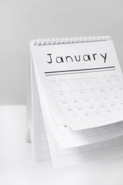 Tablo üzerinde ışık arka plana karşı takvim çevirme