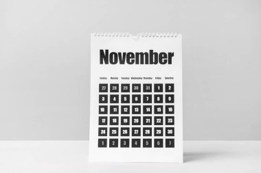 Tablo üzerinde ışık arka plana karşı takvim çevirme