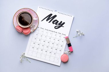 Açık arka planda kağıt takvimi, fincan kahve ve kek Flip