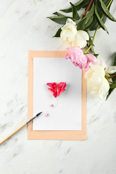 Komposition med vackra blommor, kort och målarpensel på vit bakgrund — Stockfoto