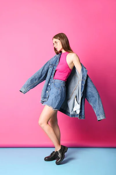 La mujer joven a la moda sobre el fondo de color — Foto de Stock