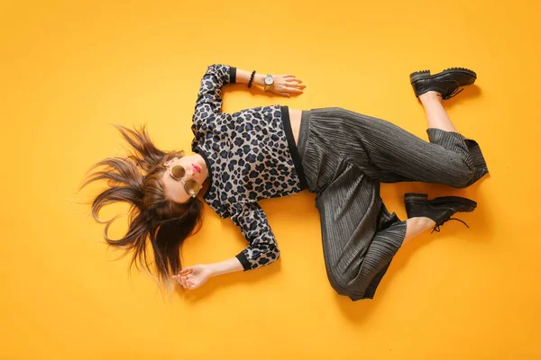 Mujer joven de moda en el fondo de color, vista superior — Foto de Stock