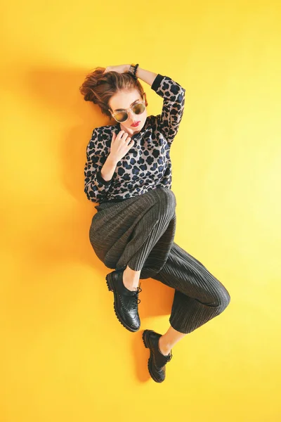 Mujer joven de moda en el fondo de color, vista superior — Foto de Stock