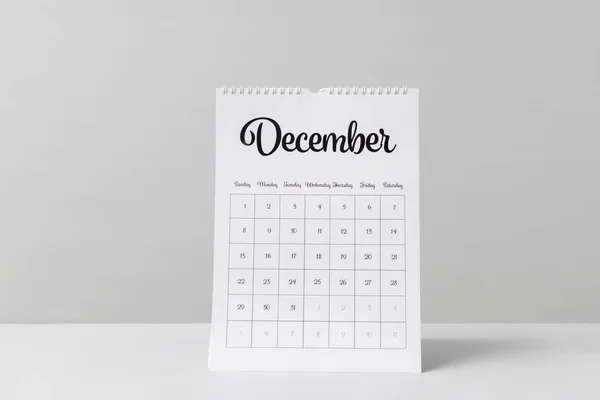 Kalender op tafel omdraaien tegen lichte achtergrond — Stockfoto