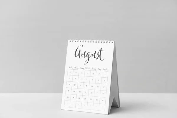 Kalender op tafel omdraaien tegen lichte achtergrond — Stockfoto