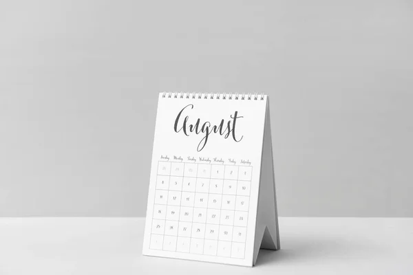 Flip calendário na tabela contra fundo de luz — Fotografia de Stock