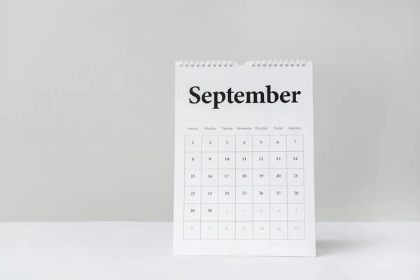 Kalender op tafel omdraaien tegen lichte achtergrond — Stockfoto