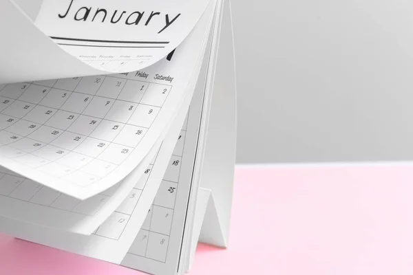 Voltear el calendario de papel en la mesa — Foto de Stock