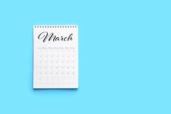 Capovolga il calendario di carta su sfondo a colori — Foto Stock